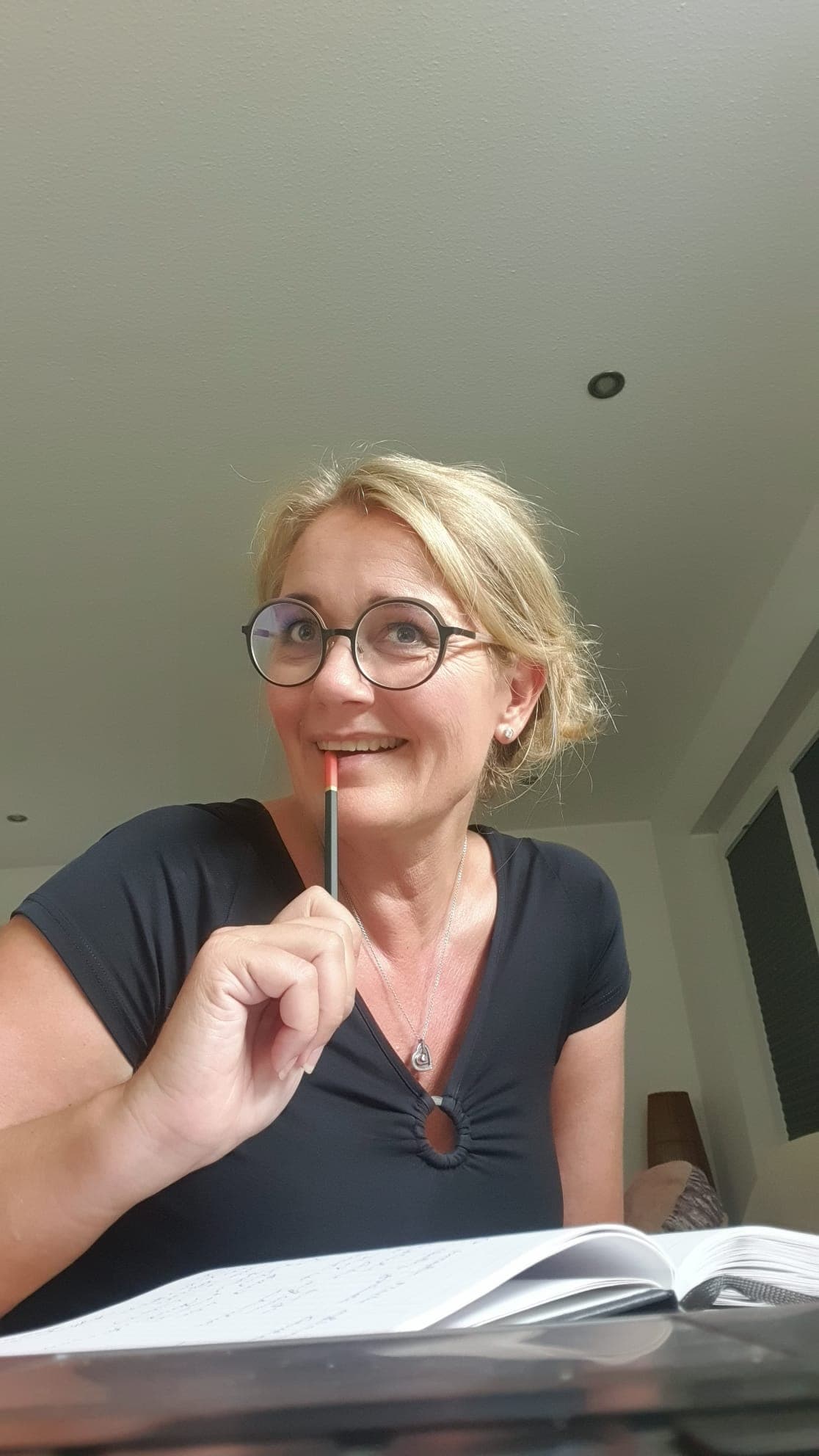 Katrin Lampé beim Skizzieren mit Bleistift und Notizbuch